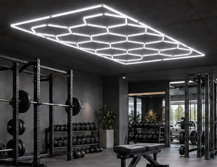 Hexagon-Lichtfeld an der Decke eines Fitnessraums