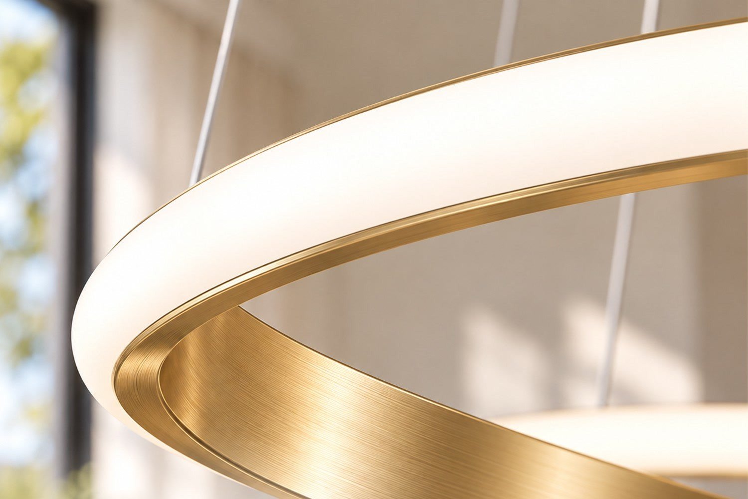 Nahaufnahme eines Rings von TRIVANA: innen goldfarben, außen leuchtend