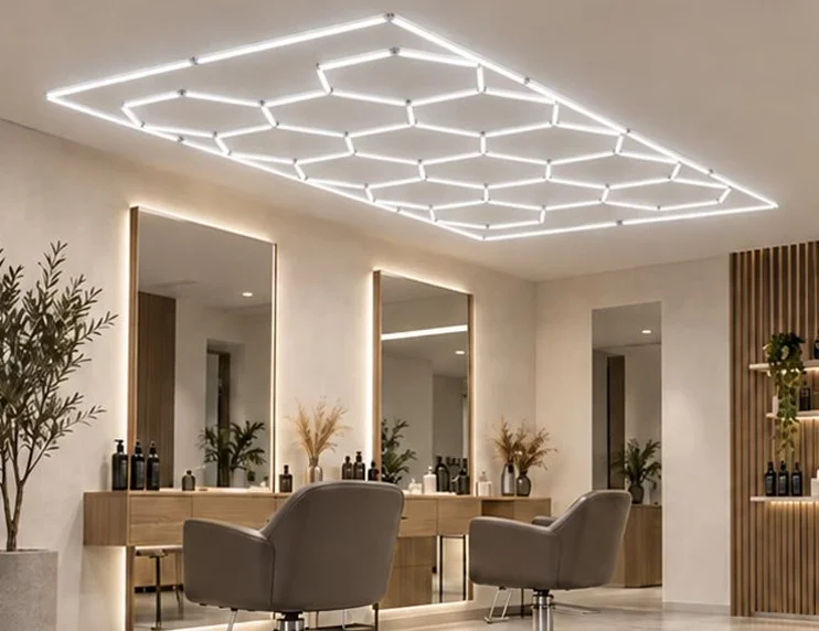 Hexagon-Lichtfeld an der Decke eines Friseursalons