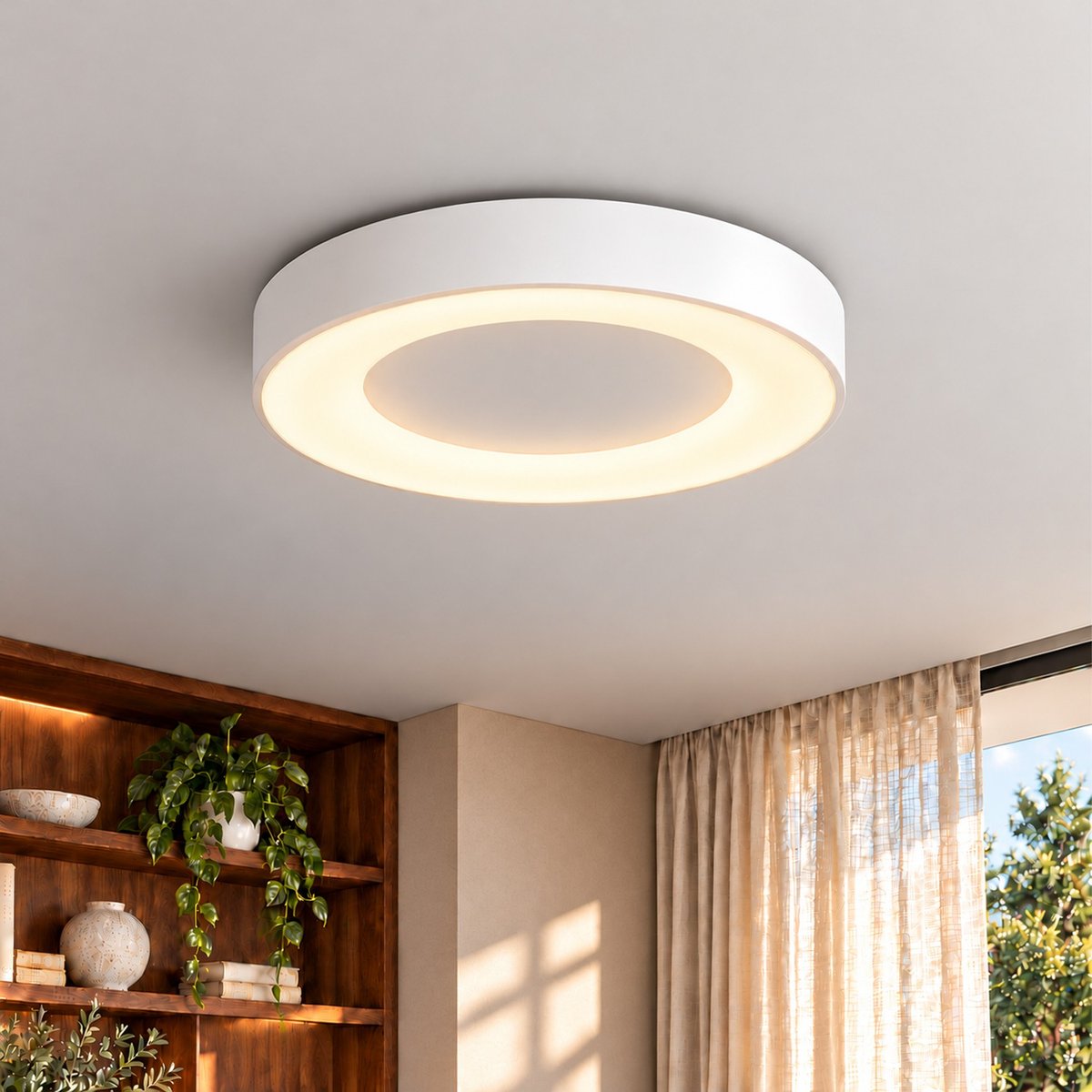 SATURN, runde weiße LED-Deckenleuchte, leuchtet warmweiß in einem Wohnraum