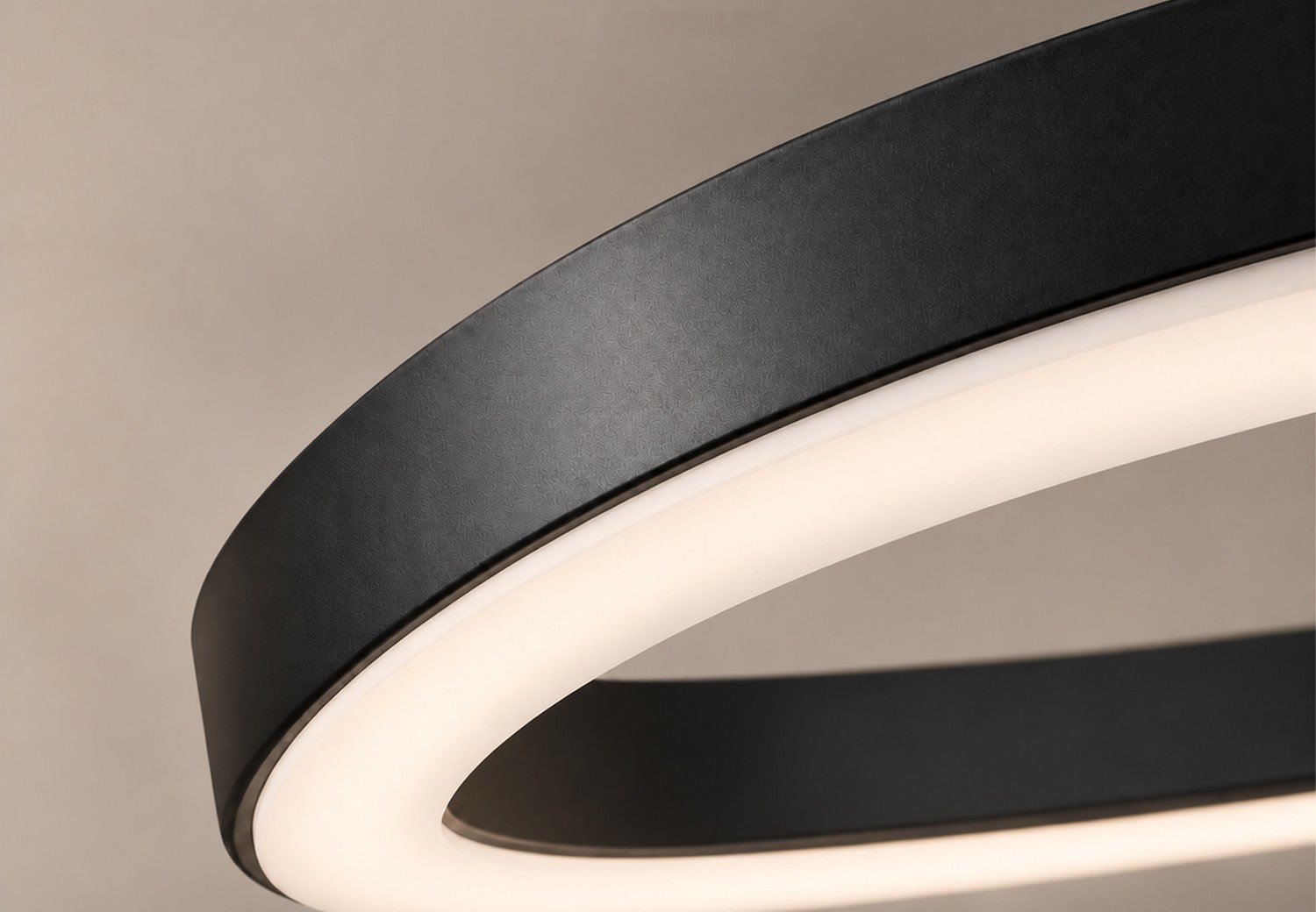 Nahaufnahme von OVALIS: mattschwarzer Aluminiumrahmen mit Lichtband
