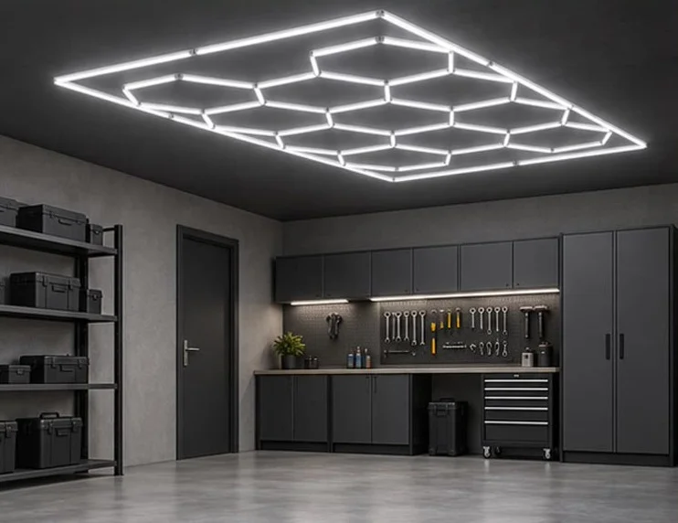 Hexagon-Lichtfeld an der Decke einer Garage mit Werkbank