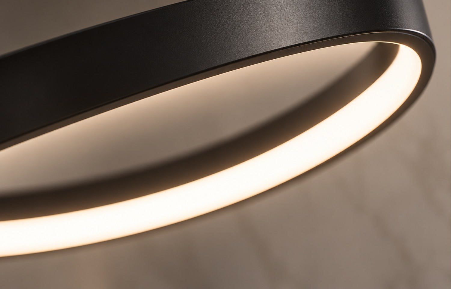 Nahaufnahme des mattschwarzen Rings von ONORIA mit Licht auf der Innenseite